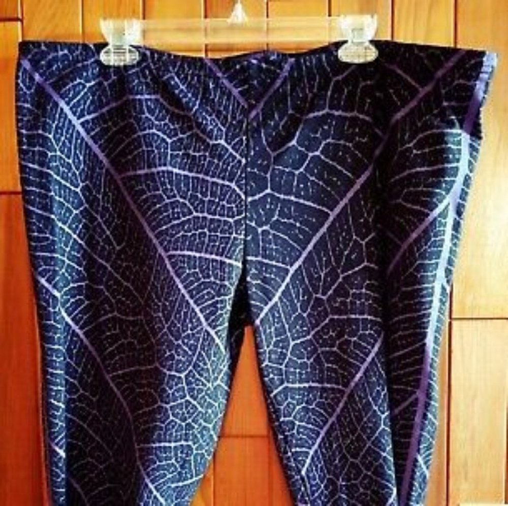 XXL Black & Purple Leaf Print ¾ Length Leggings